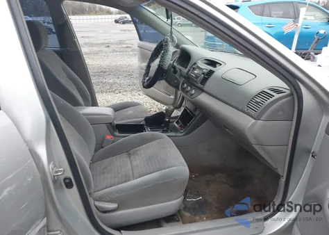 2005 Toyota Camry Le z USA, uszkodzony, nr VIN 4T1BE32K05U599634